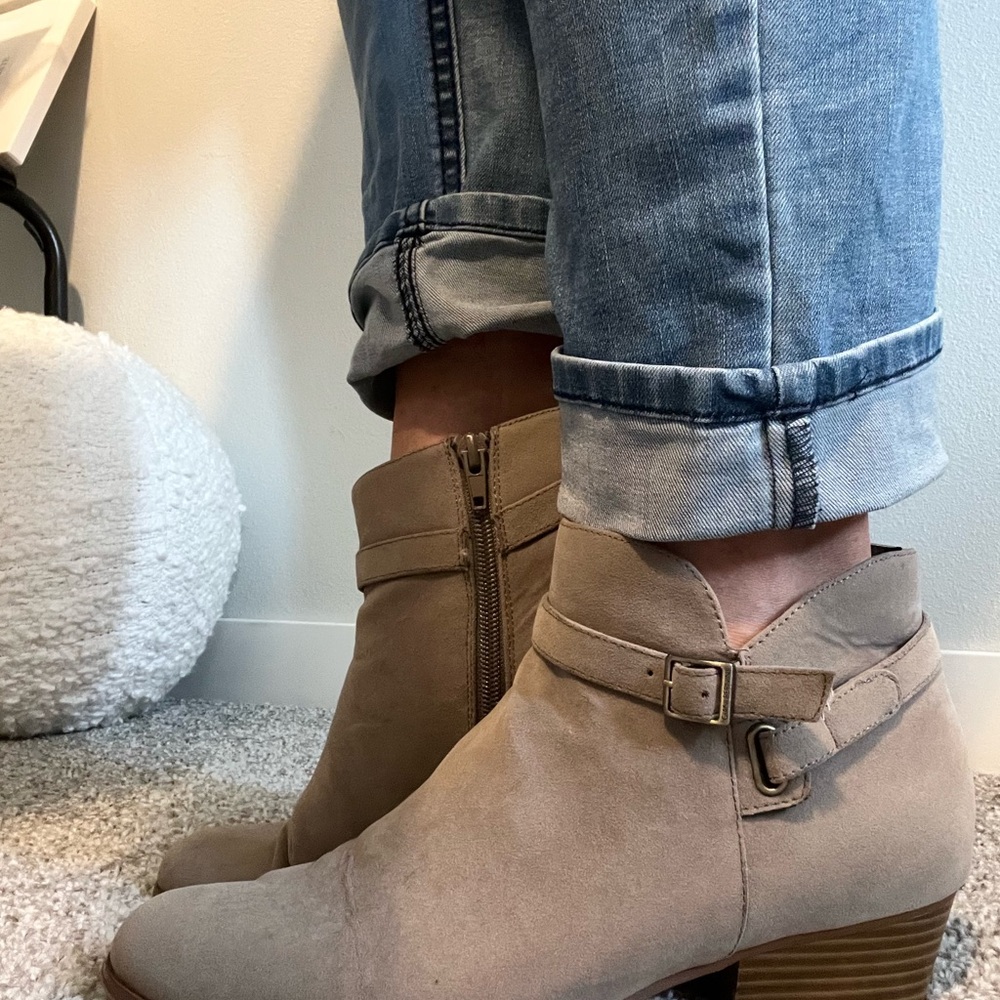 Giani Bernini Tan Ankle Booties with Decorative Strap